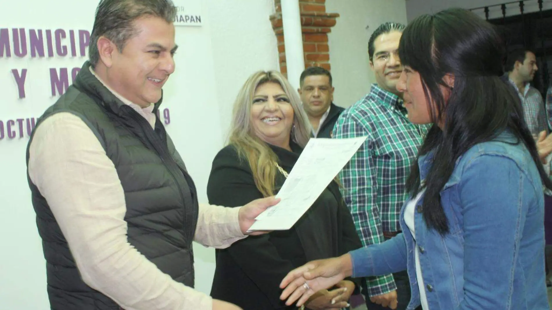 Comerciantes del primer cuadro de la ciudad de Tequisquiapan recibieron sus licencias de